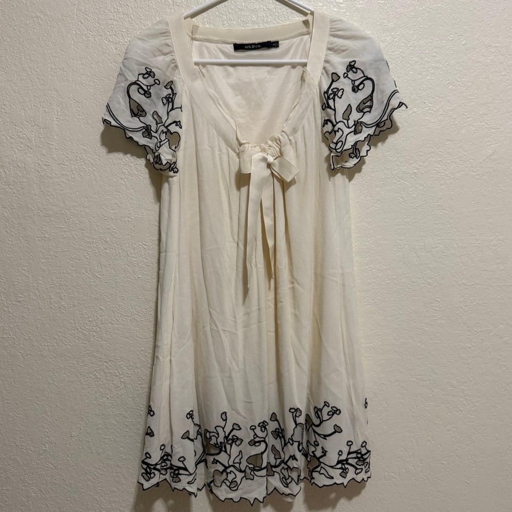 Ark & Co Cream Floral Embroidered Scallop Hem‎ Mini Dress Small DJ20144B